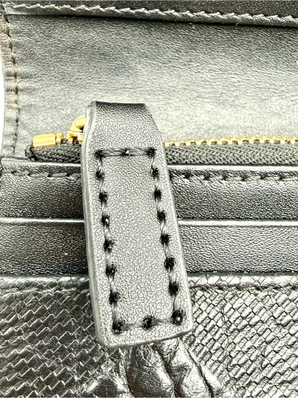 Burberry Embossed Pattern Black Leather Wallet | New Zipper Pull